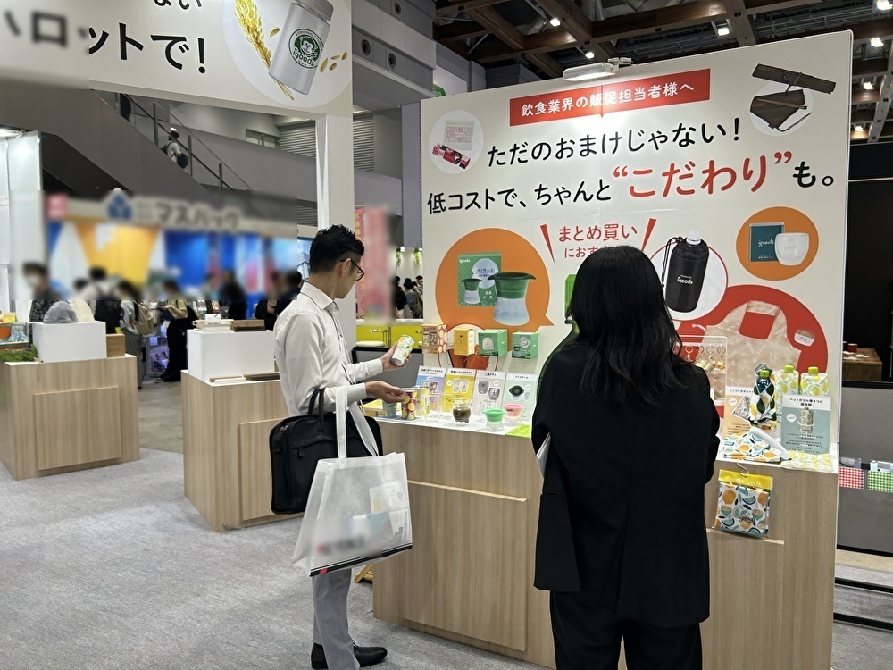POPを見ながら企画を検討されるご来場者様