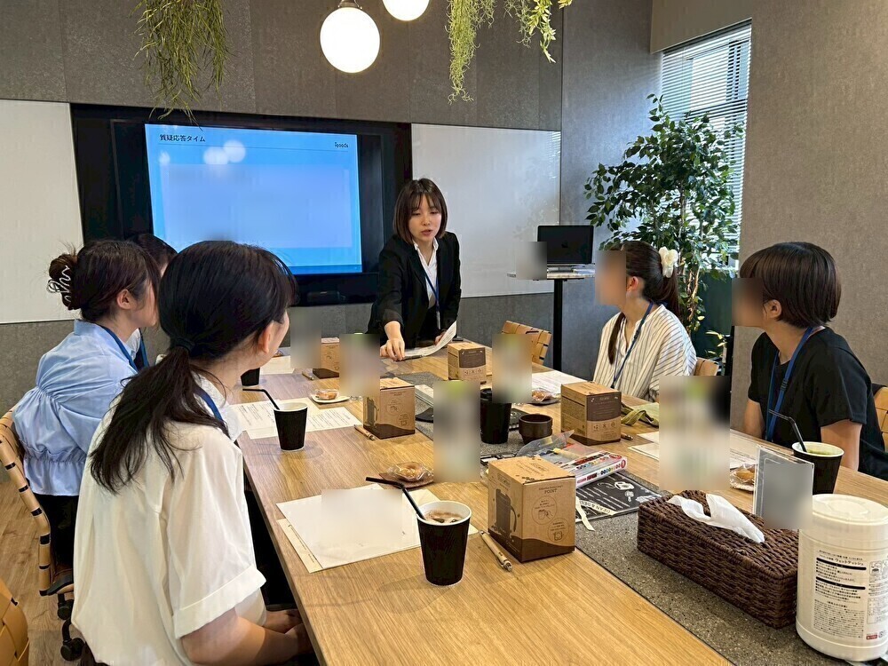 社員の説明に真剣なまなざしで耳を傾ける様子