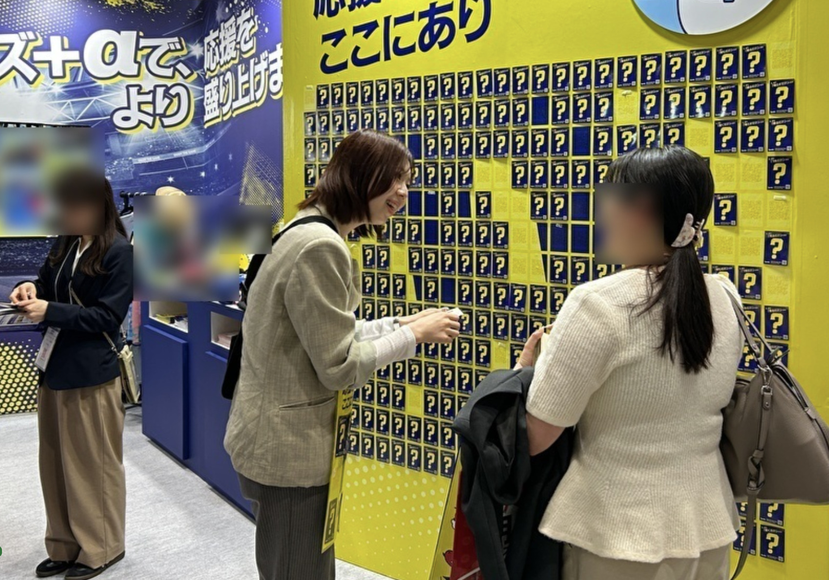 ピールオフカードについてご質問をいただく様子