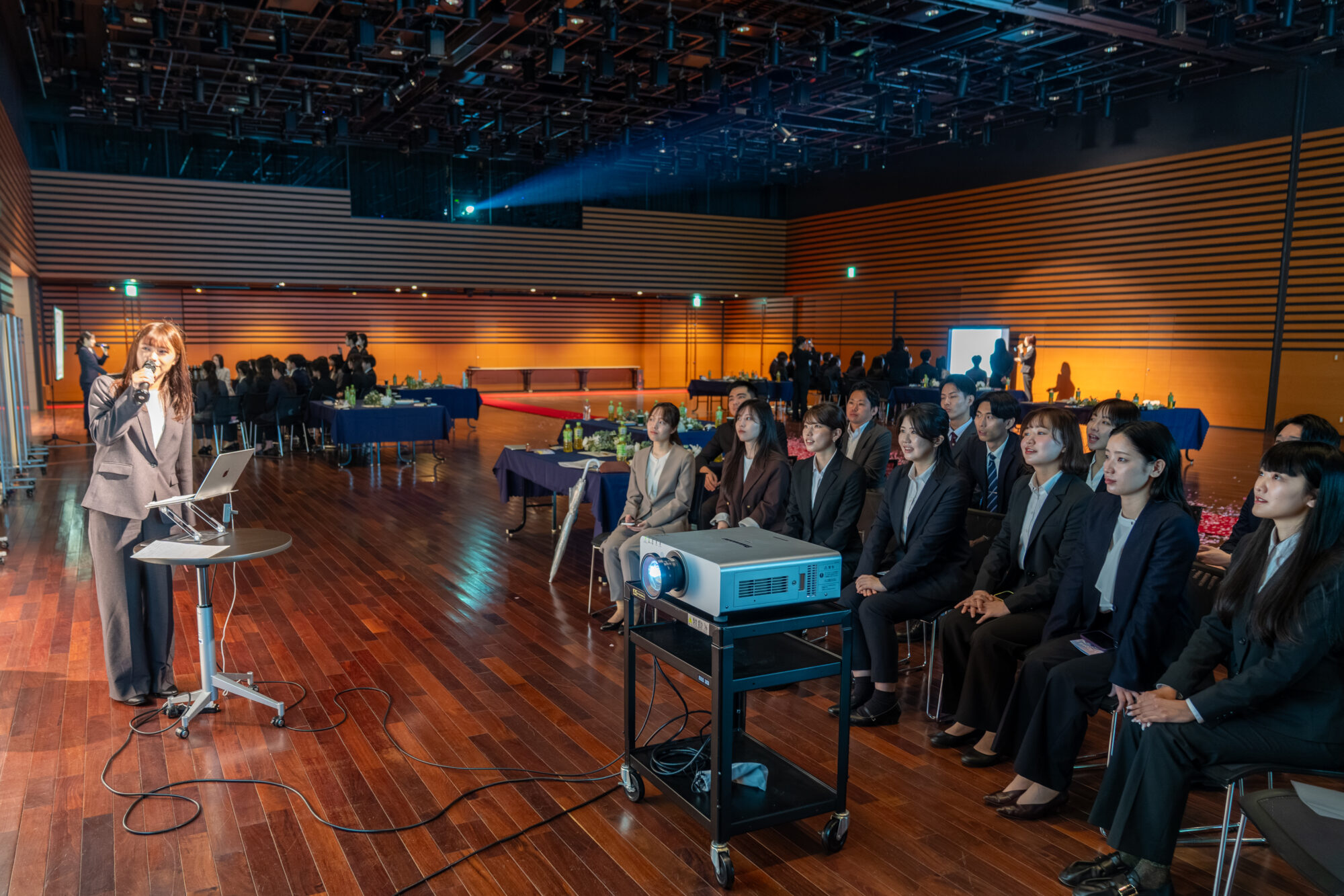 社員の前で、力強く決意表明をする新入社員