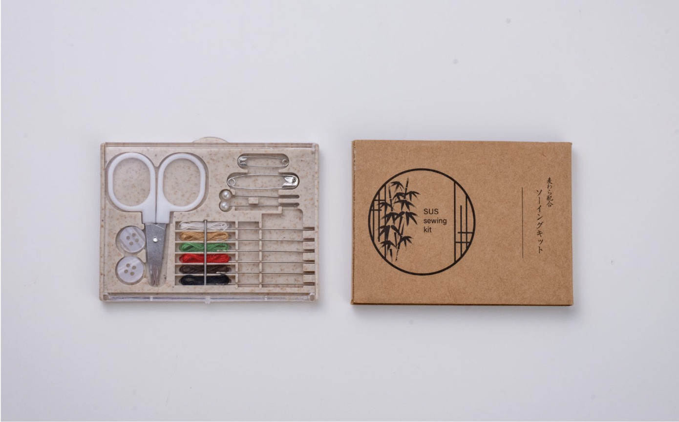 ケースに麦わらを約60%配合。上質さを感じる『SUS Sewing kit（麦わら配合 ソーイングキット）』
